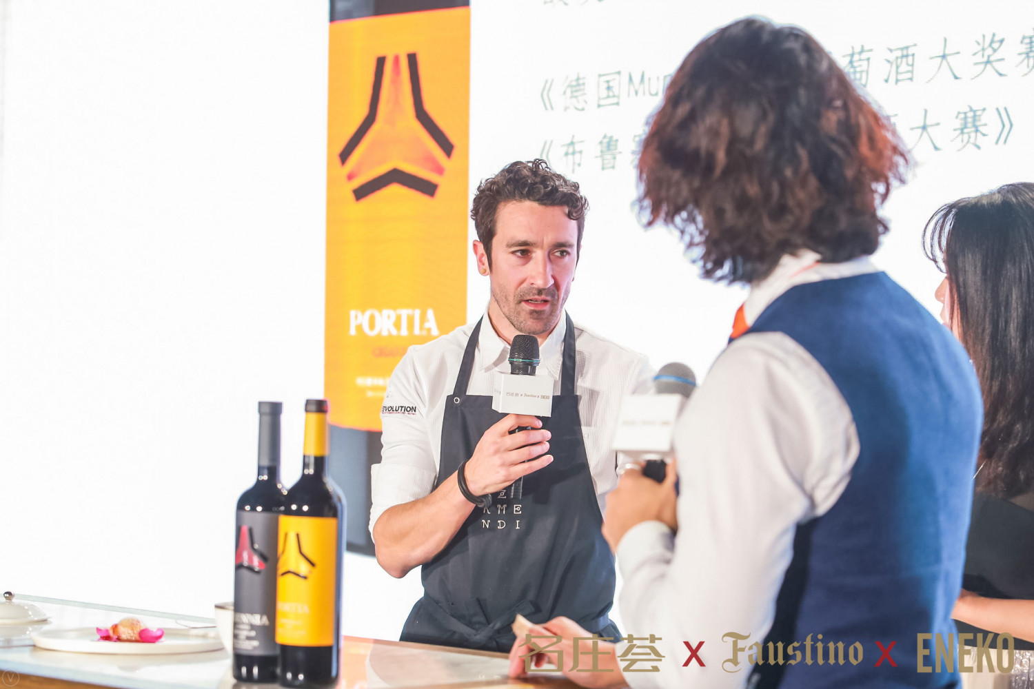 Eneko Atxa presentando los maridajes con los vinos de Grupo Faustino a la prensa china