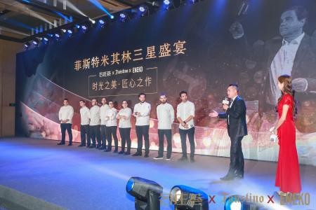 Presentación del equipo de Eneko Atxa en el escenario del Hotel Rosewood de Pekín