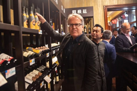 James Suckling durante su participación en “Great Wine Hall” organizado por Cofco Wine and Wine y James Suckling en China.